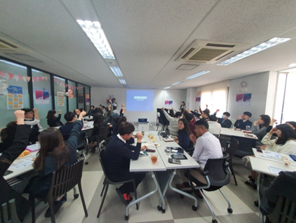 OKR 파티를 진행하고 있는 중속기업 화장품 회사 모습