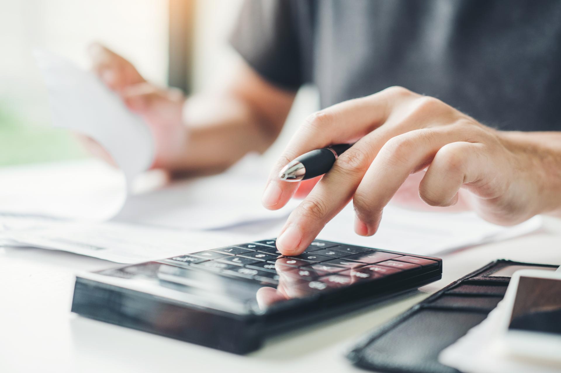 계산기를두드리고있는사진