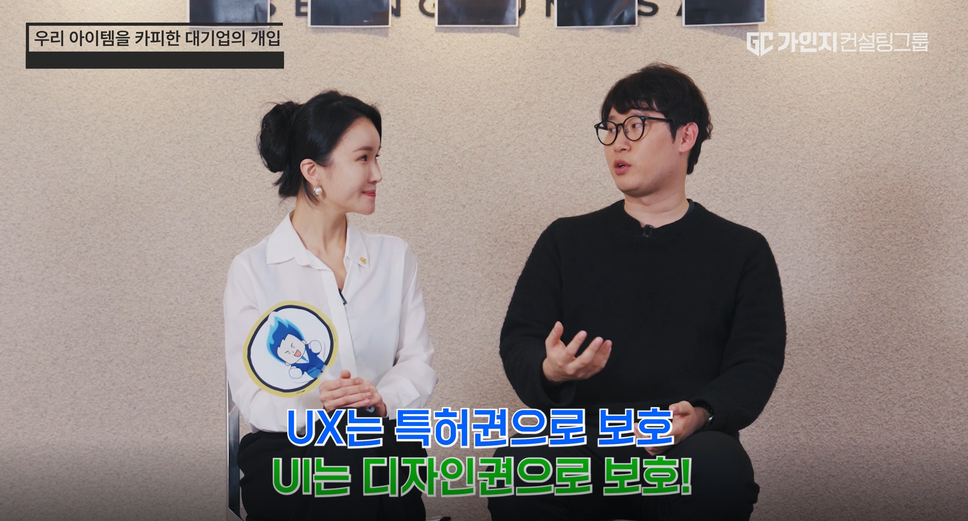 책상 위에서 계약서를 작성하는 비즈니스맨